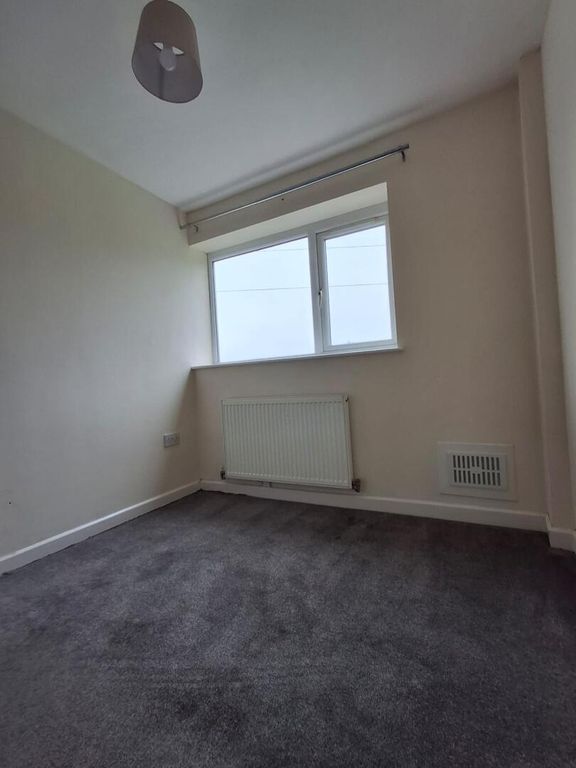 Property photo 2 of 6 Bedroom