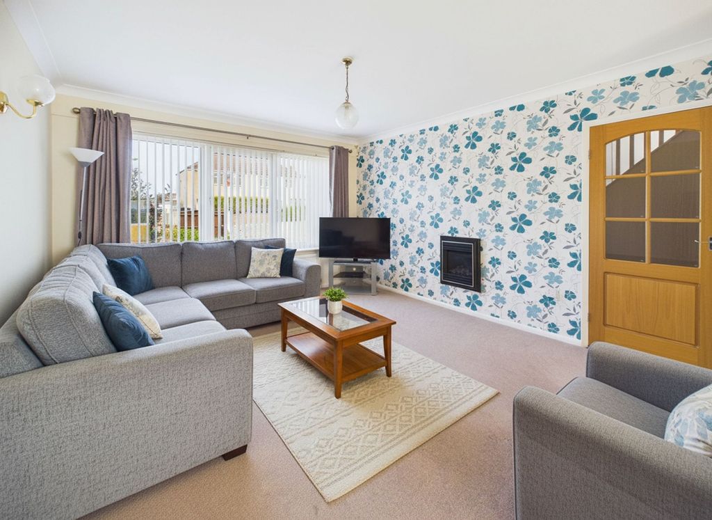 Property photo 2 of 21 Lounge Area