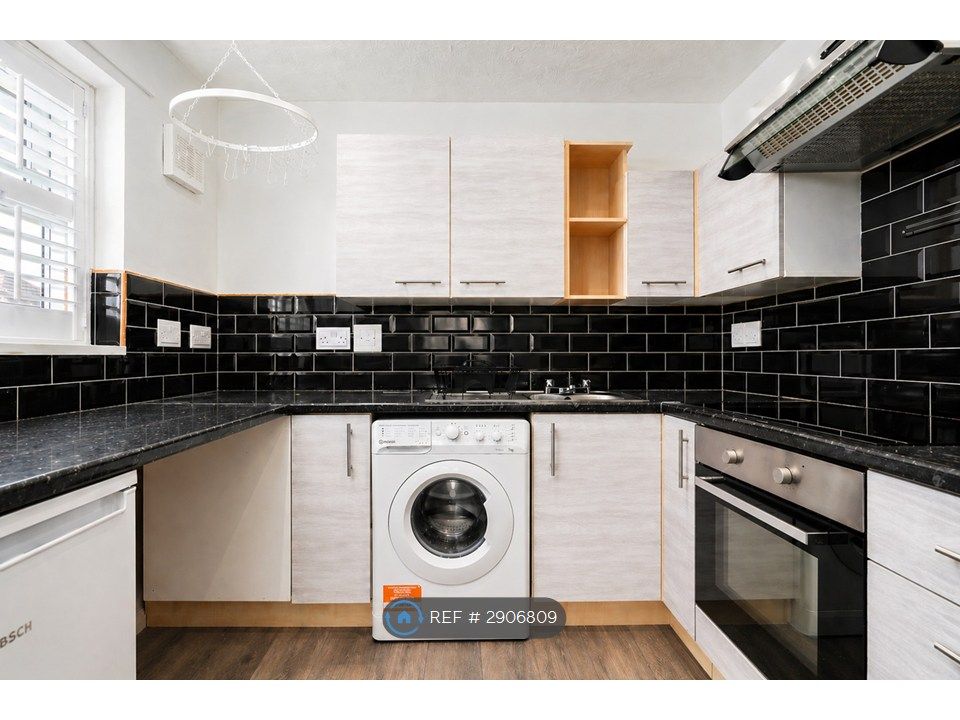 Property photo 2 of 11 Kitchen