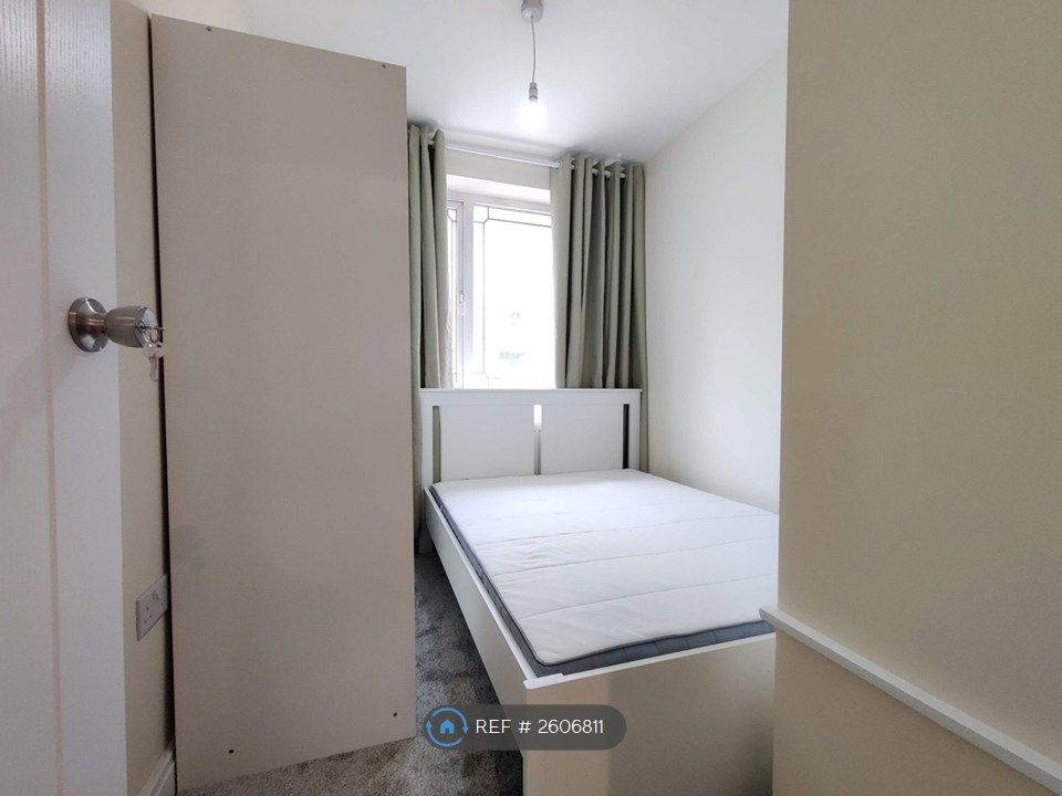 Property photo 3 of 9 Single Bedroom