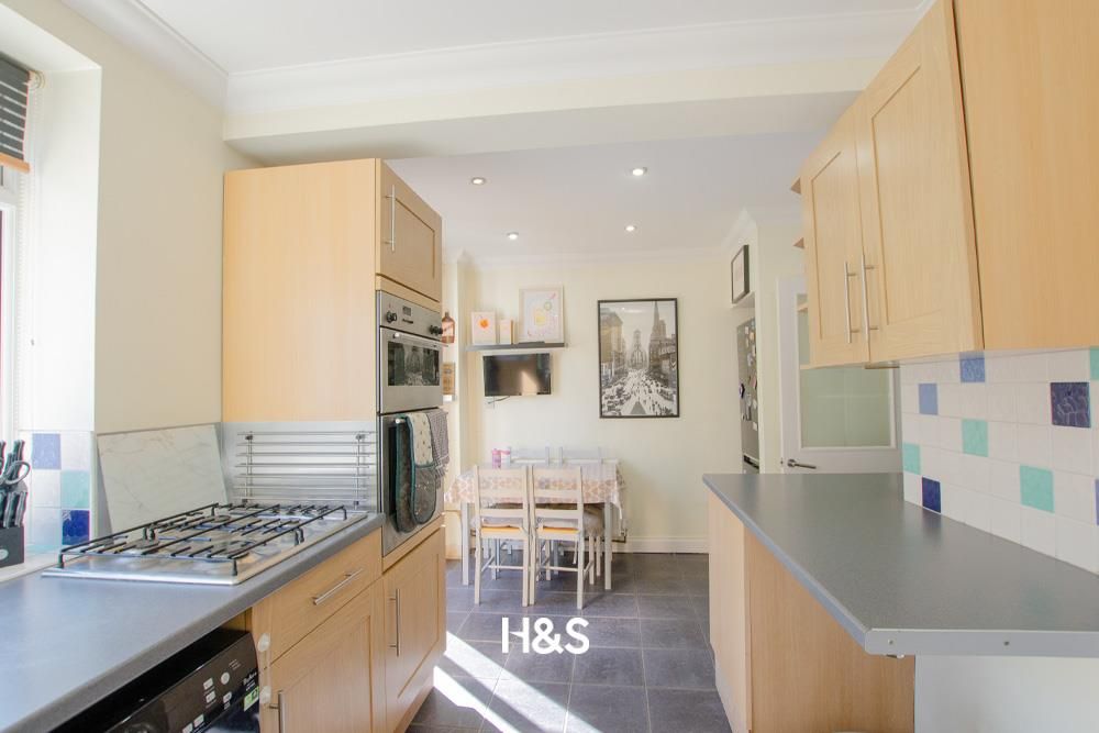 Property photo 3 of 11 32 Hernfield - Dining.Jpg