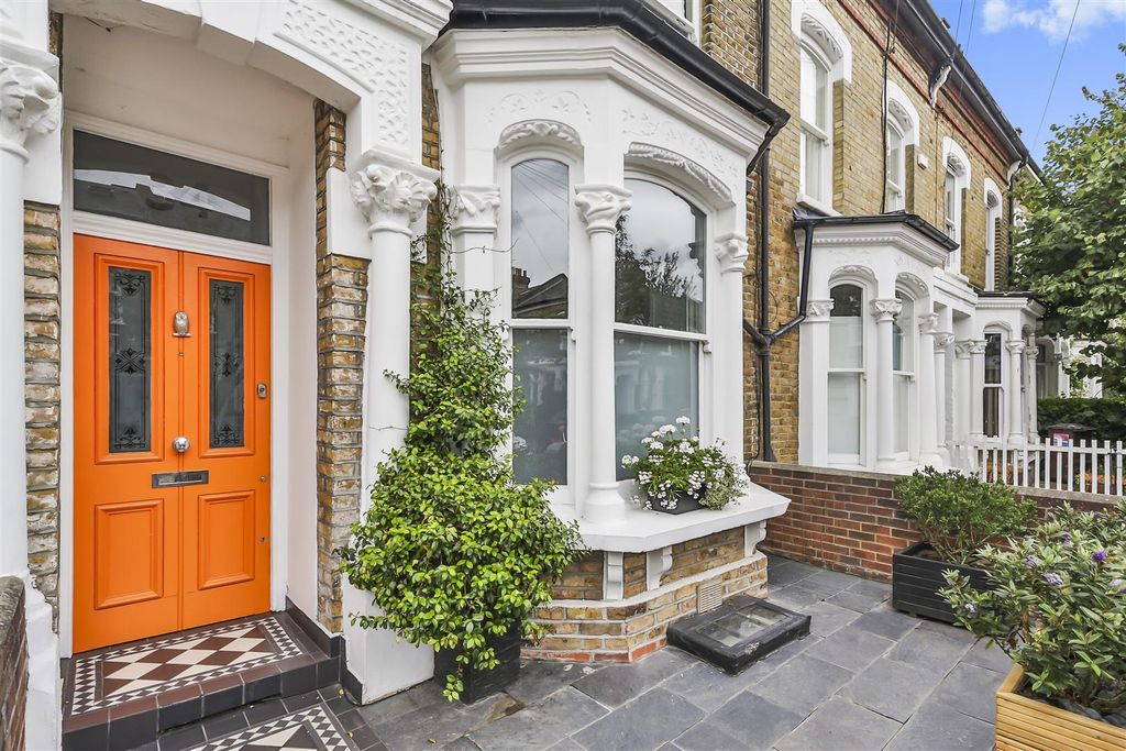 Property photo 2 of 15 Kynaston Road, N16