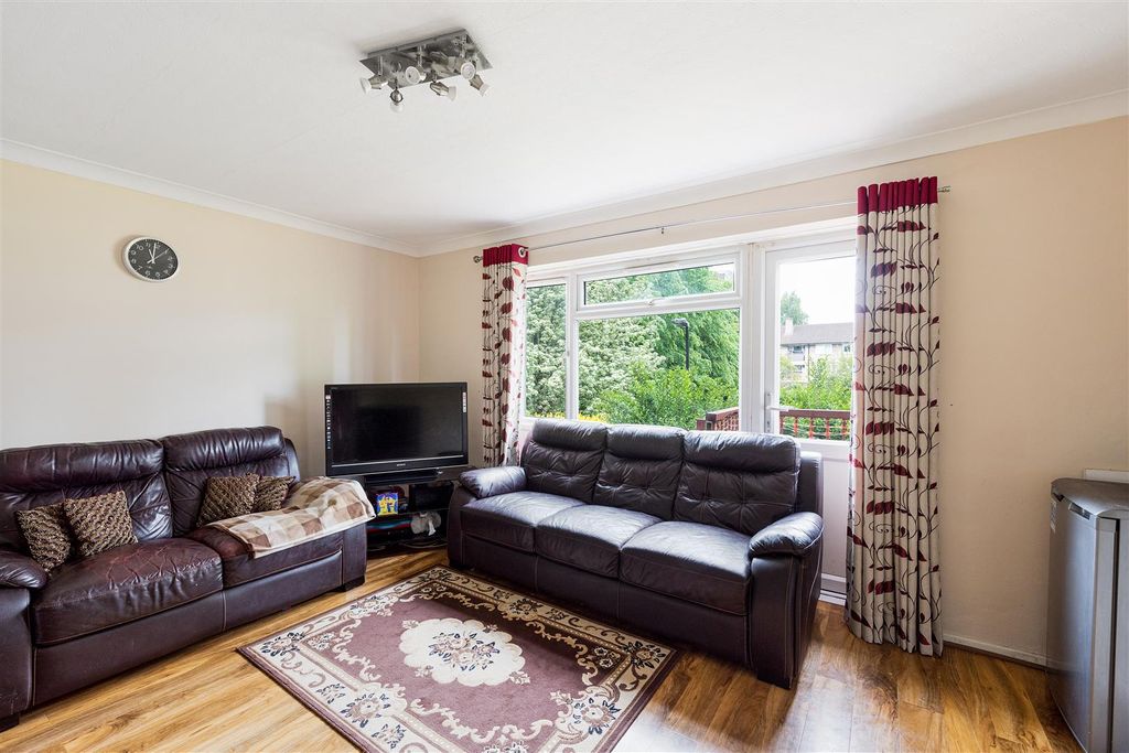 Property photo 2 of 18 Claremont Road, E7