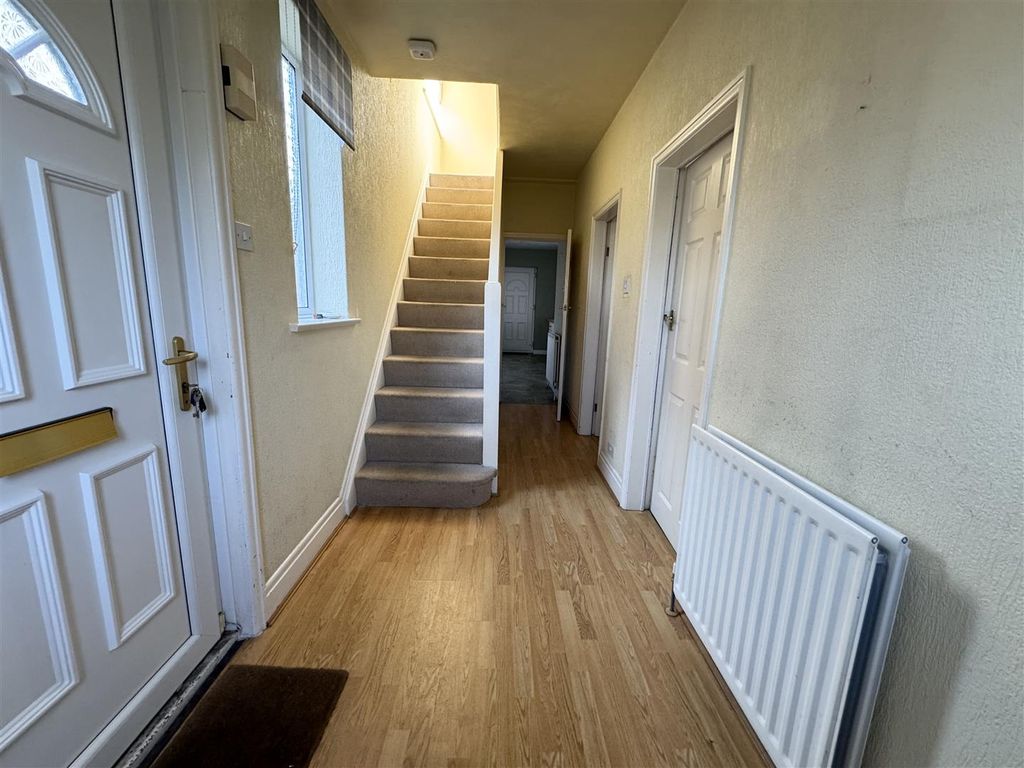 Property photo 2 of 10 Hallway