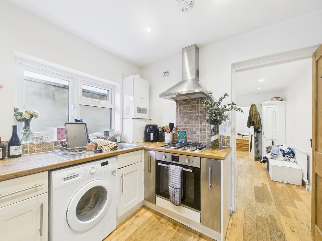 Property photo 2 of 10 Kitchen