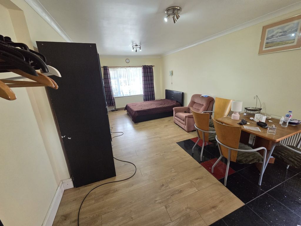 Property photo 1 of 6 1 Bed Flat To Rent Pinglestone Close, Harmondsworth Ub7