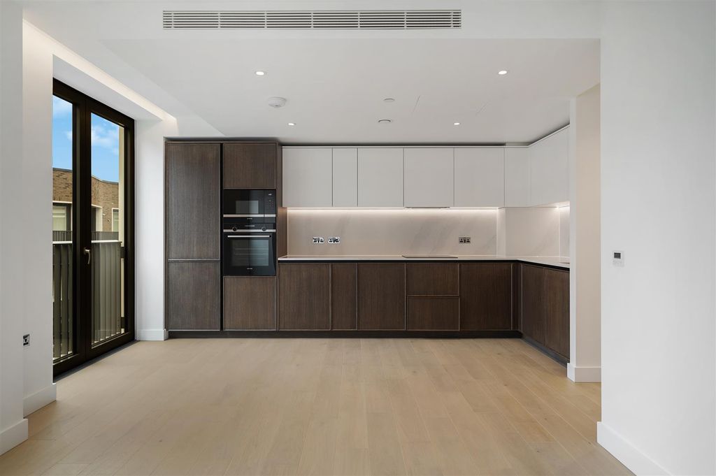 Property photo 1 of 16 Flat 8, Emblem House - 4Yd0Pecqpxwfcniji4Rr.Jpg