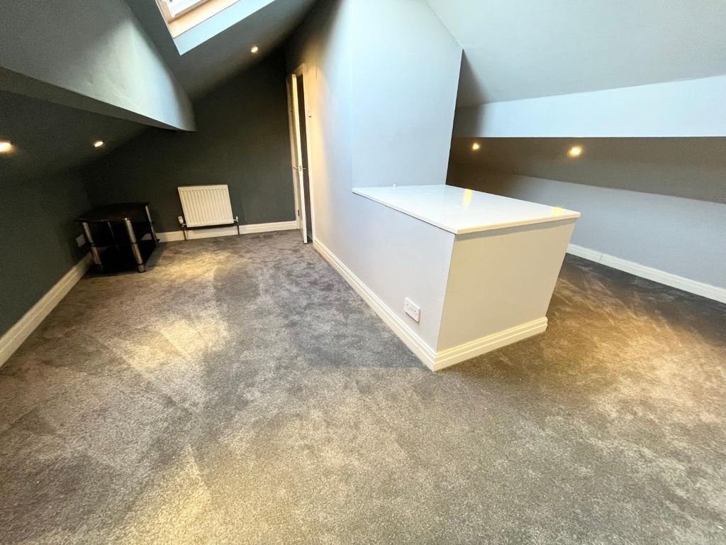 Property photo 3 of 17 Loft Room