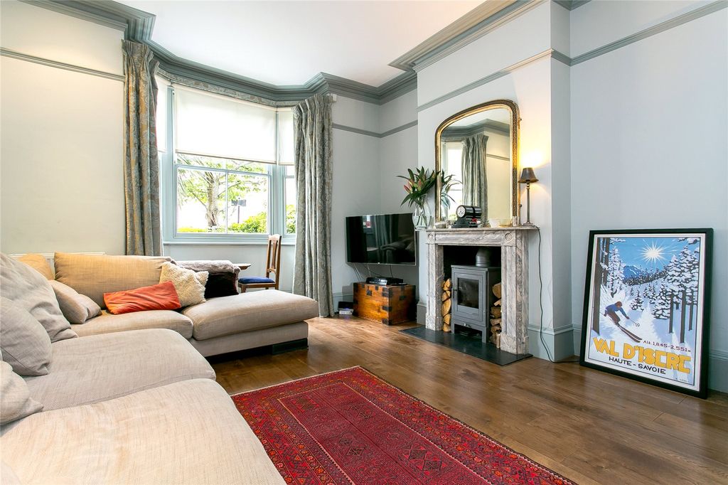 Property photo 2 of 31