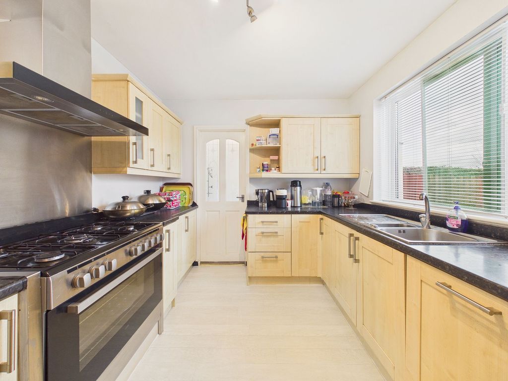 Property photo 3 of 12 Kitchen