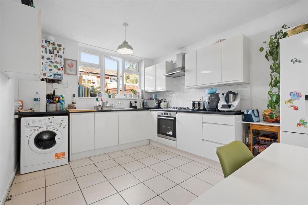Property photo 2 of 10 3 Foss Road, London Sw17 Kitchen 2.Jpg
