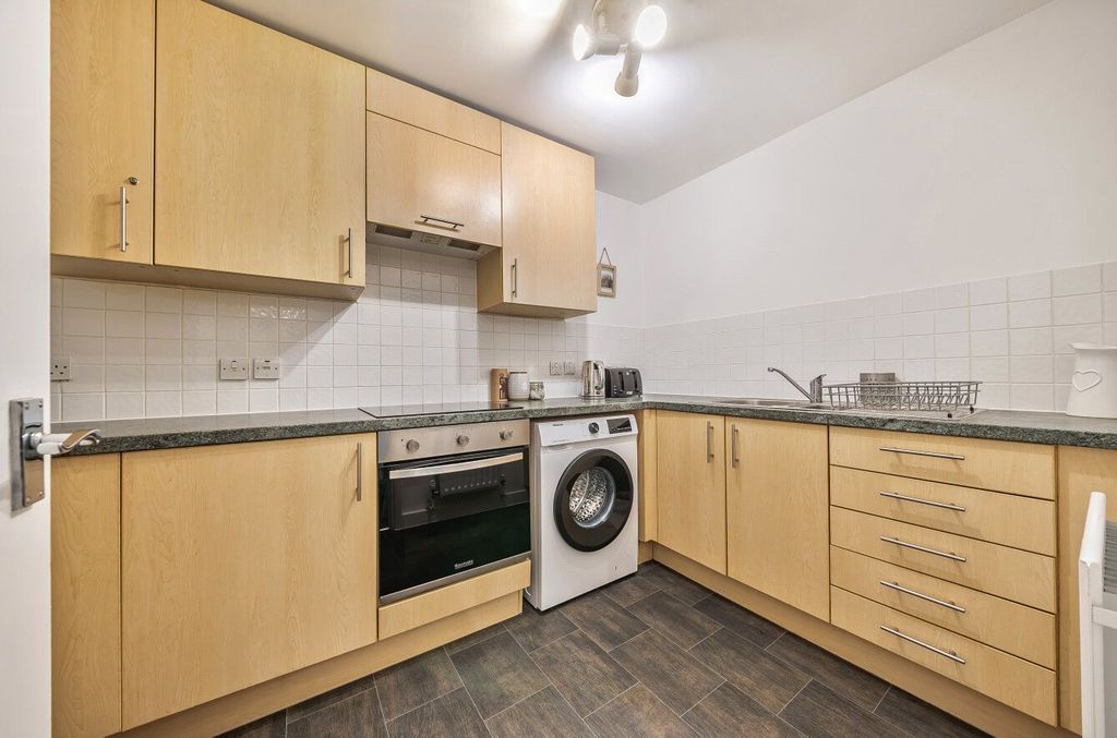 Property photo 1 of 8 1330166-13-688cd2...
