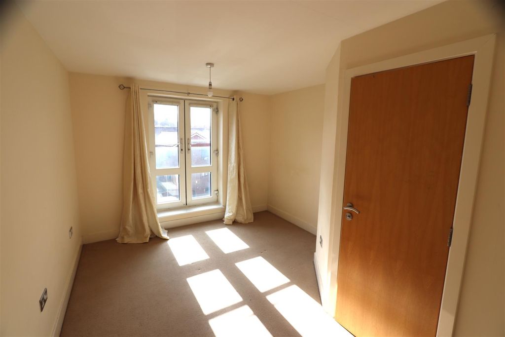 Property photo 3 of 13 Bed 1.Jpg