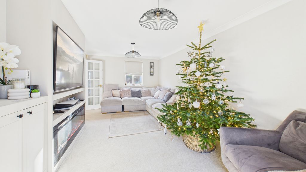 Property photo 3 of 21 Cam04968G0-Pr0080-Still002