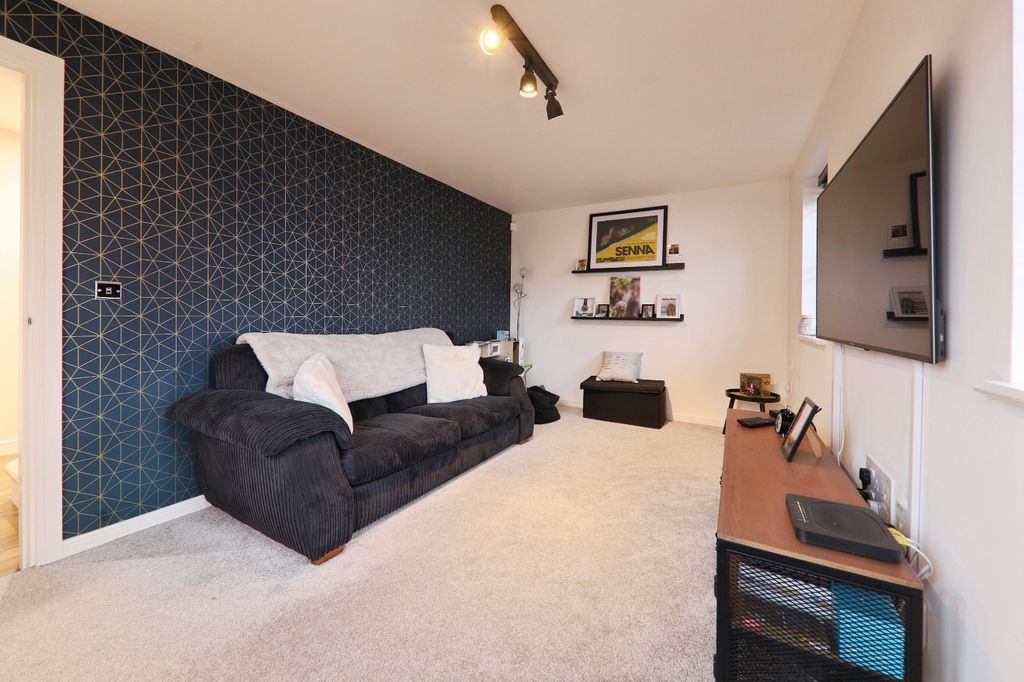 Property photo 2 of 17 4857013