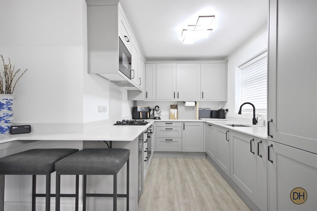 Property photo 2 of 12 Algers Mead