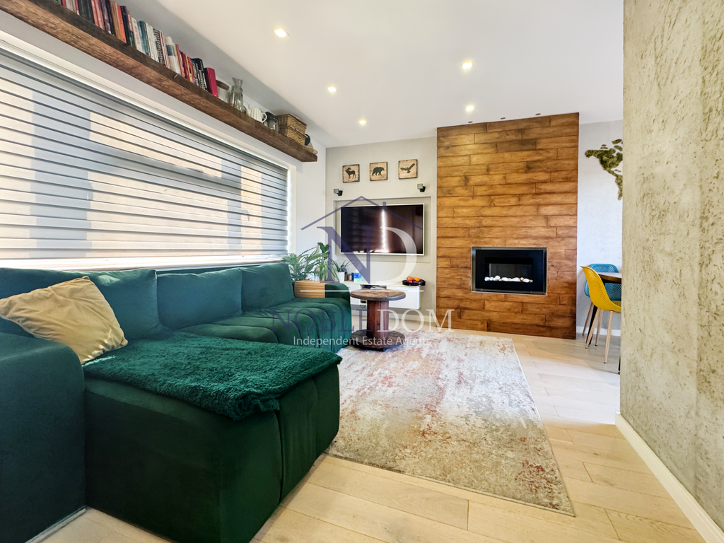 Property photo 1 of 13 Three-Bedroom Split-Level Maisonette In Stanwell