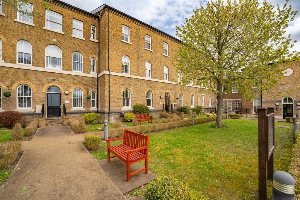 Property photo 1 of 13 8 Chaucer House.Jpg