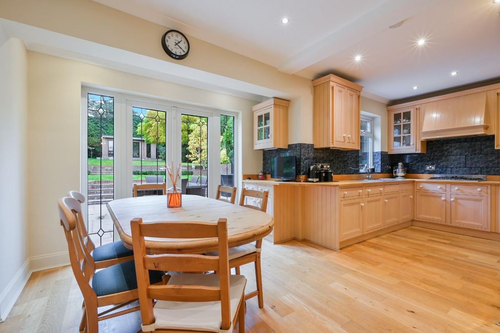 Property photo 2 of 31 Manor Way (12).Jpg