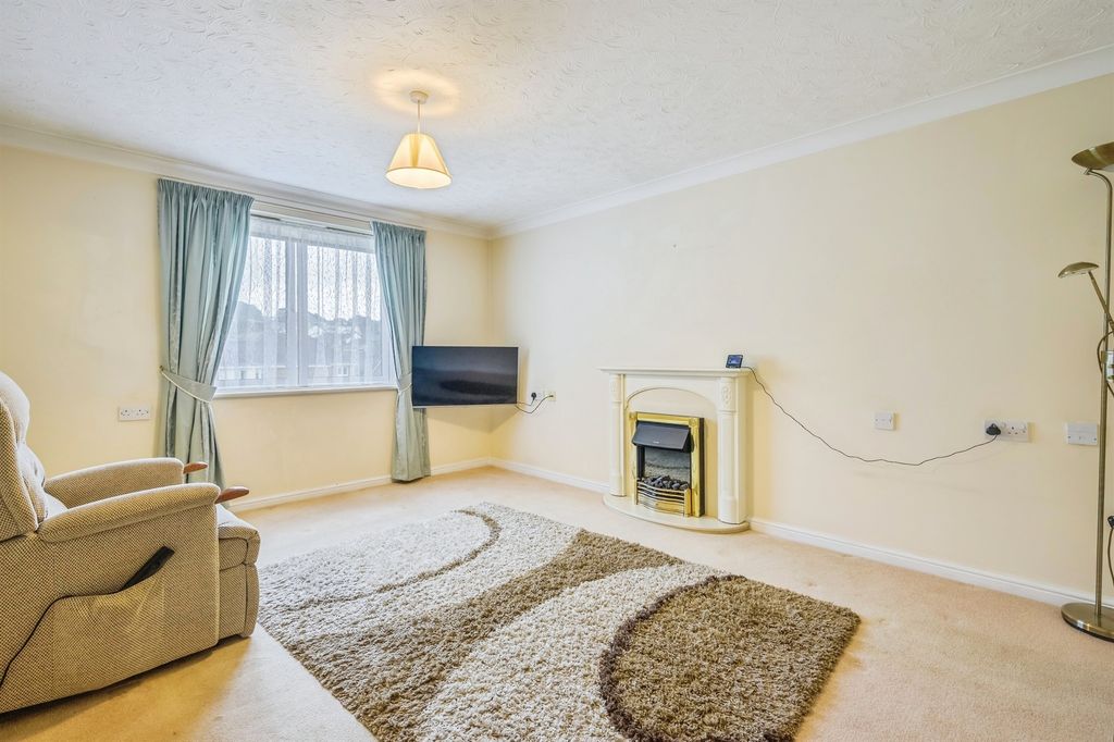 Property photo 2 of 17