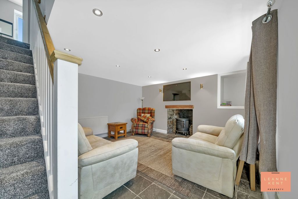 Property photo 2 of 27
