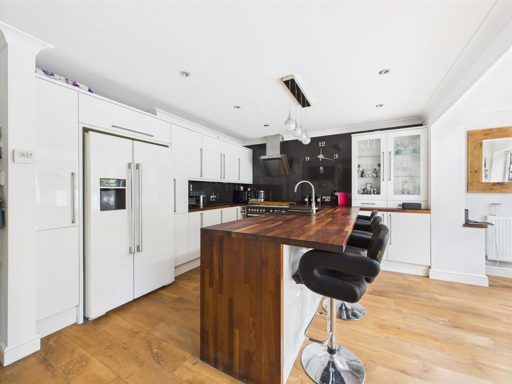 Property photo 2 of 24 Cam02885G0-Pr0391-Still011.Jpg