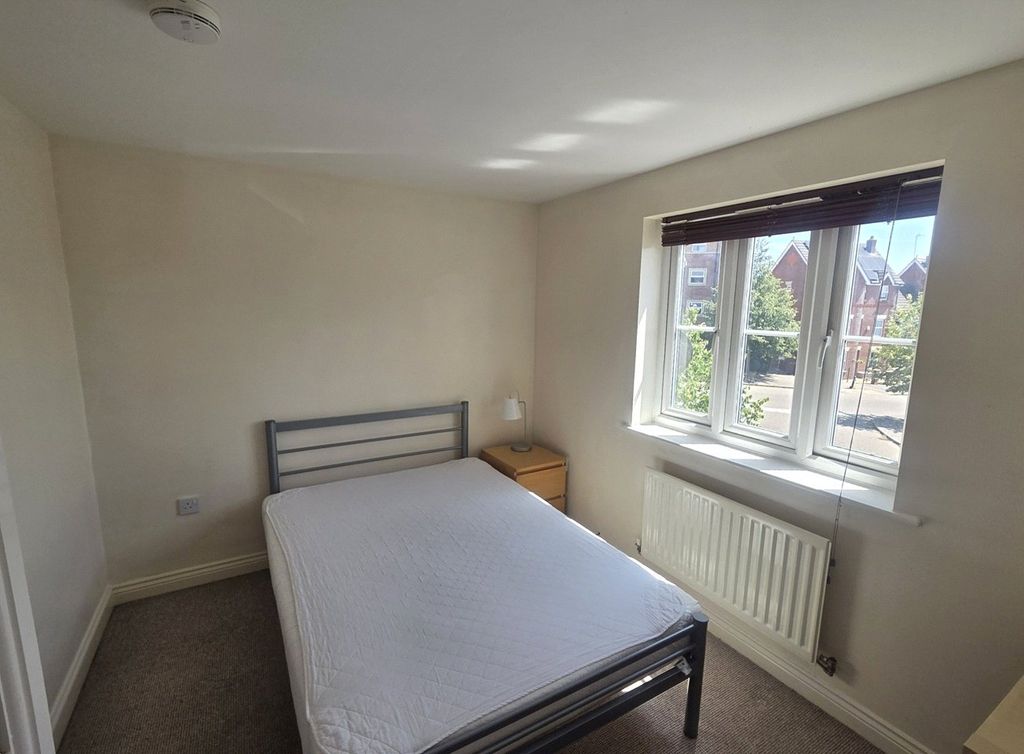 Property photo 2 of 6 Bedroom