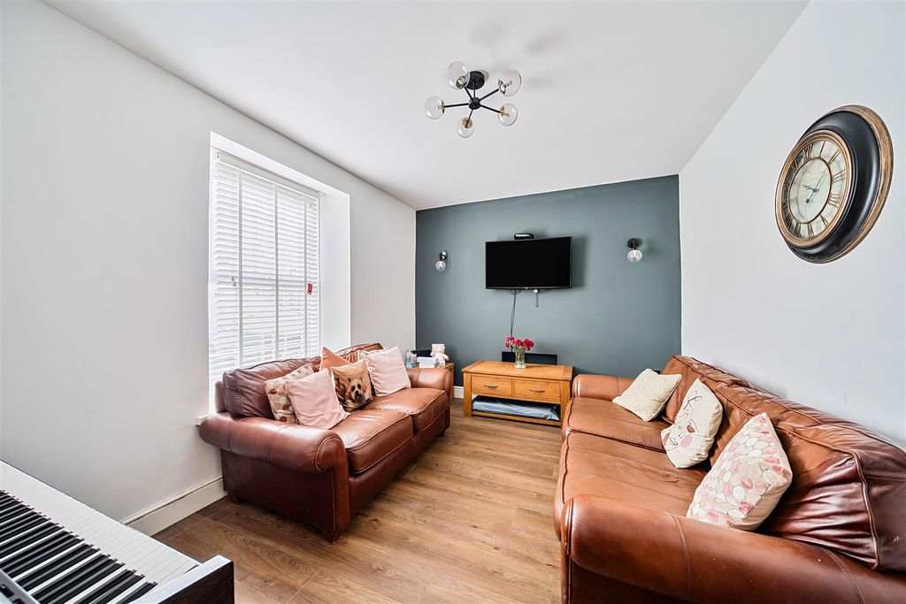 Property photo 3 of 25