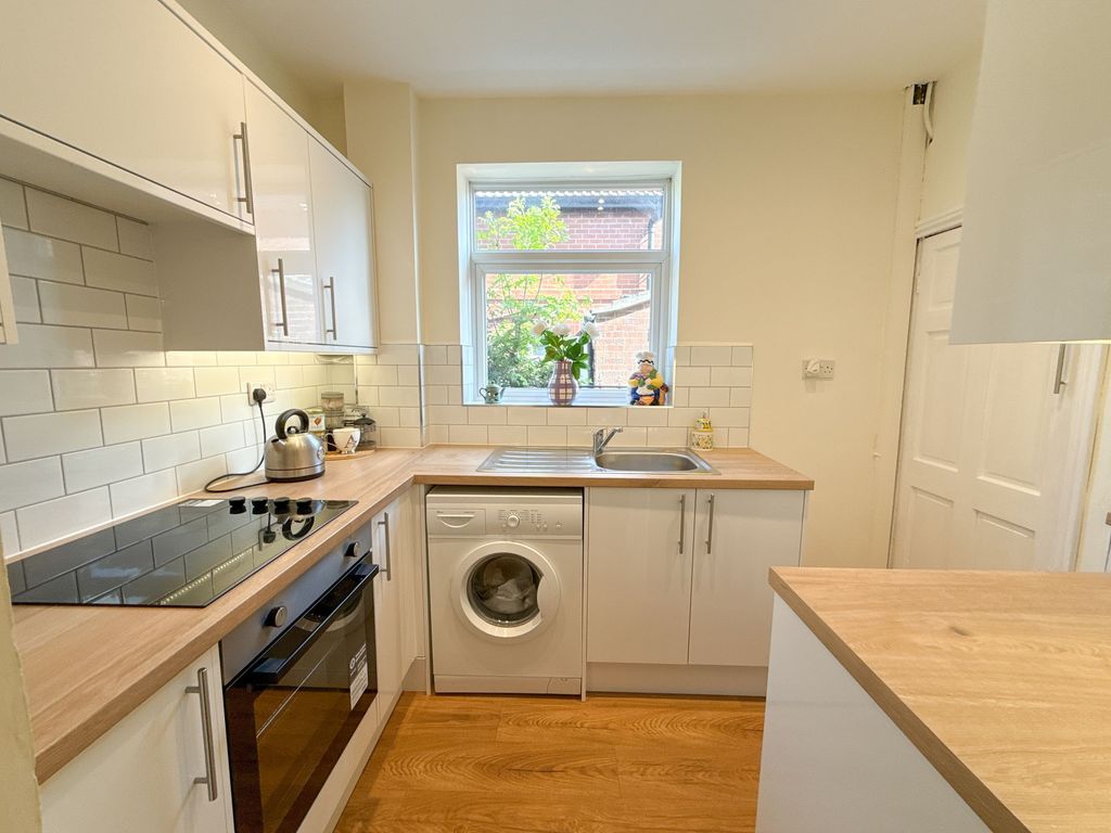 Property photo 3 of 10 Kitchen