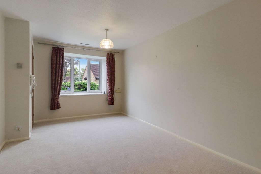 Property photo 3 of 10 Living Room