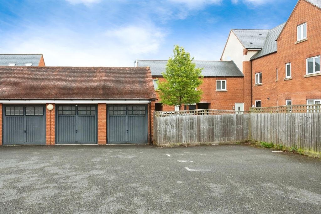 Property photo 3 of 13 Garage