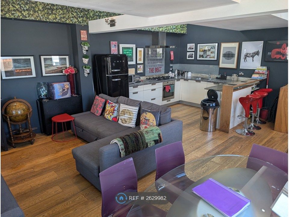 Property photo 1 of 12 Lounge &amp; Kitchen