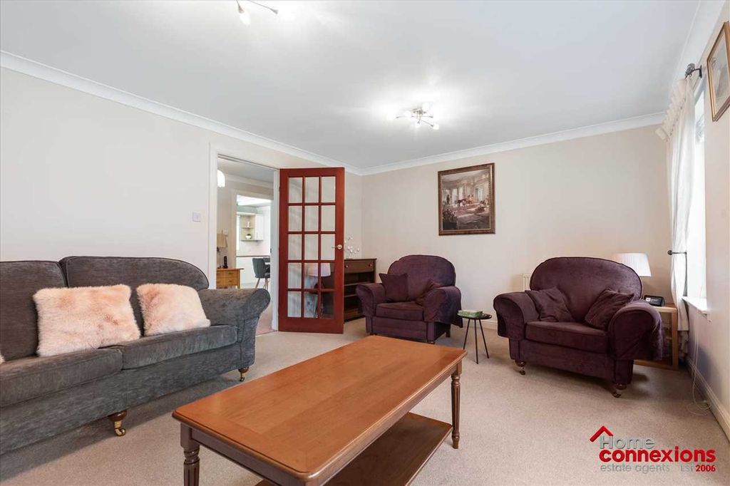 Property photo 3 of 33 Lounge (2)