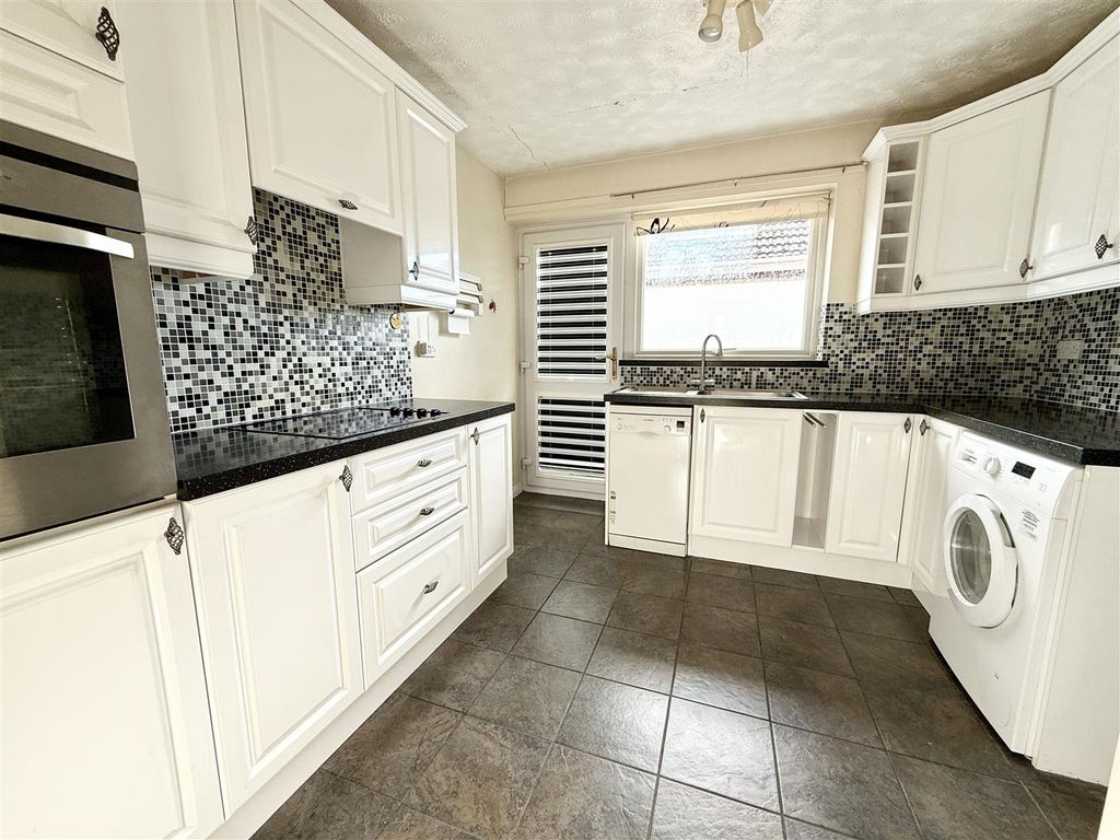 Property photo 2 of 14 Kitchen