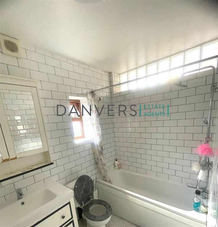 Property photo 3 of 4 5A Compton A.Jpg