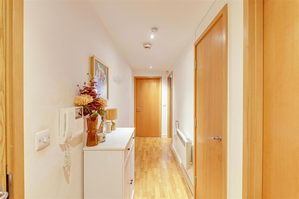 Property photo 3 of 16 81 Hudson Gardens_2.Jpg