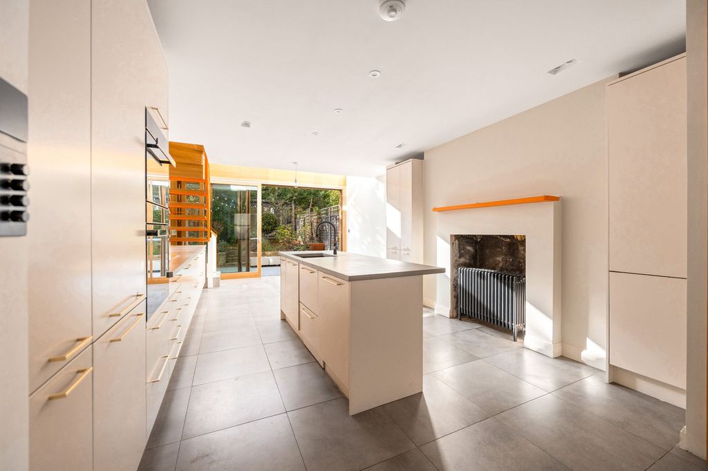 Property photo 2 of 48