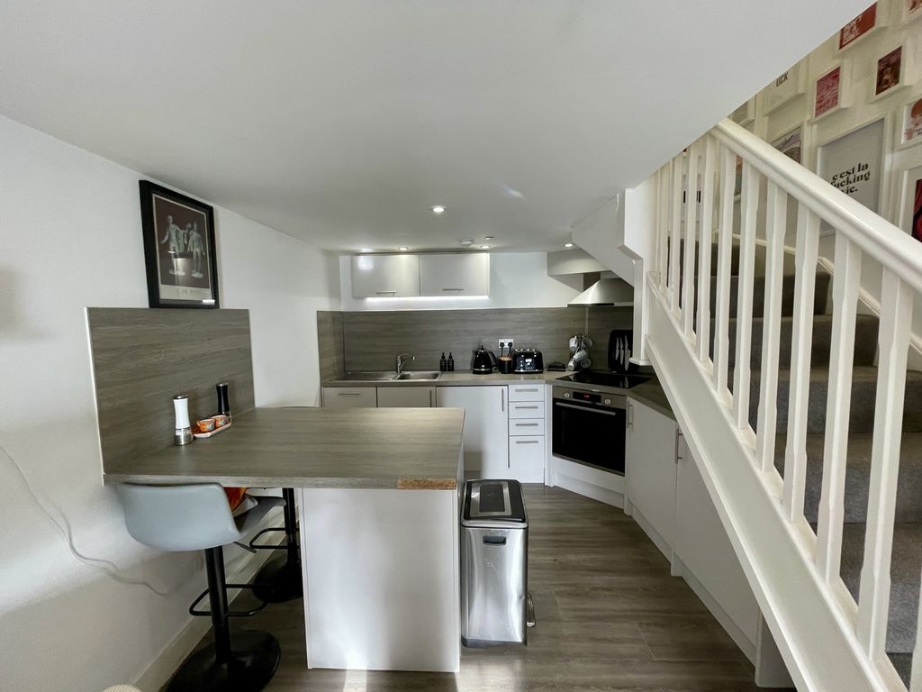 Property photo 3 of 11 Kitchen