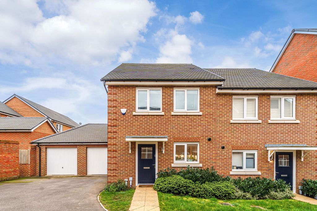 Property photo 1 of 11 Galatea Way, Epsom - Kt19 9Gf