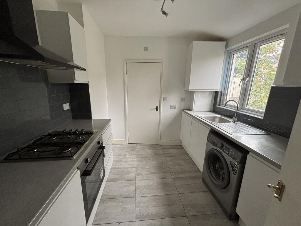 Property photo 3 of 6 Kitchen