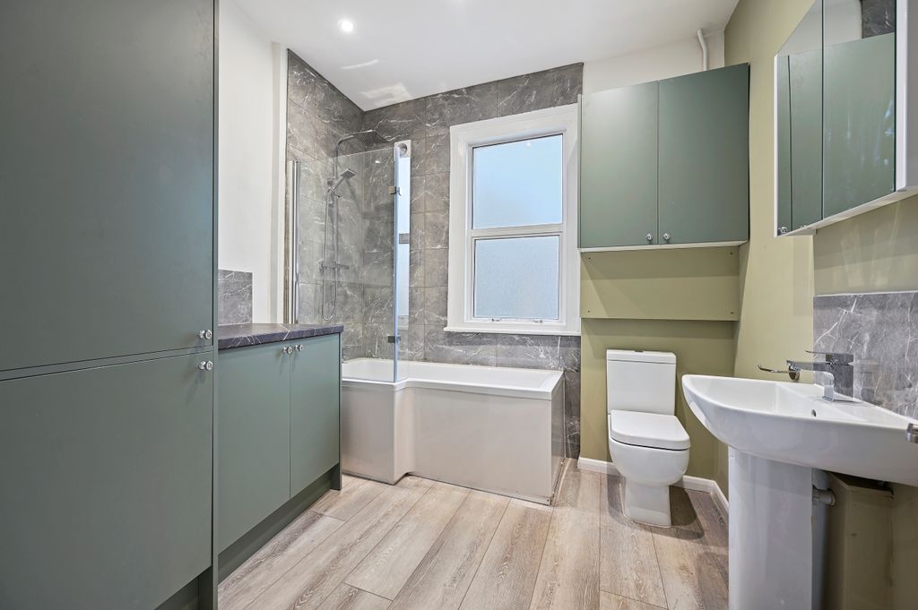 Property photo 3 of 9 Bathroom