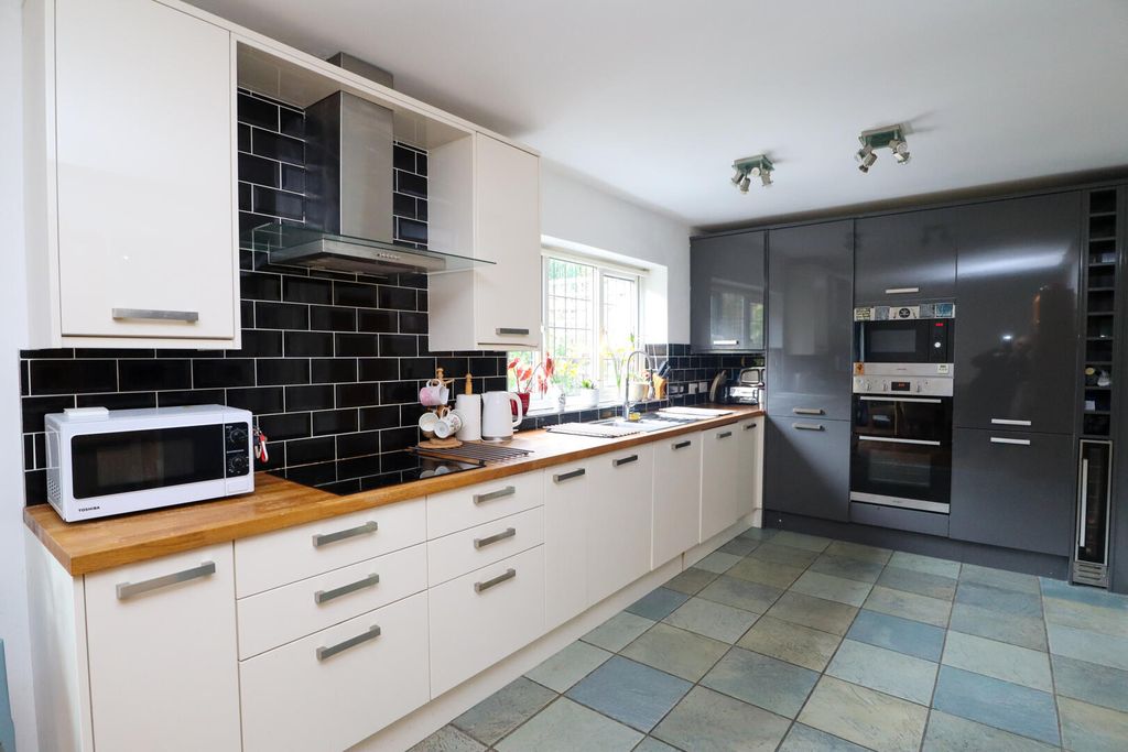 Property photo 2 of 23 Kitchen