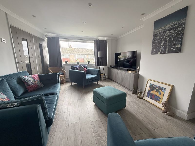 Property photo 3 of 13 Lounge