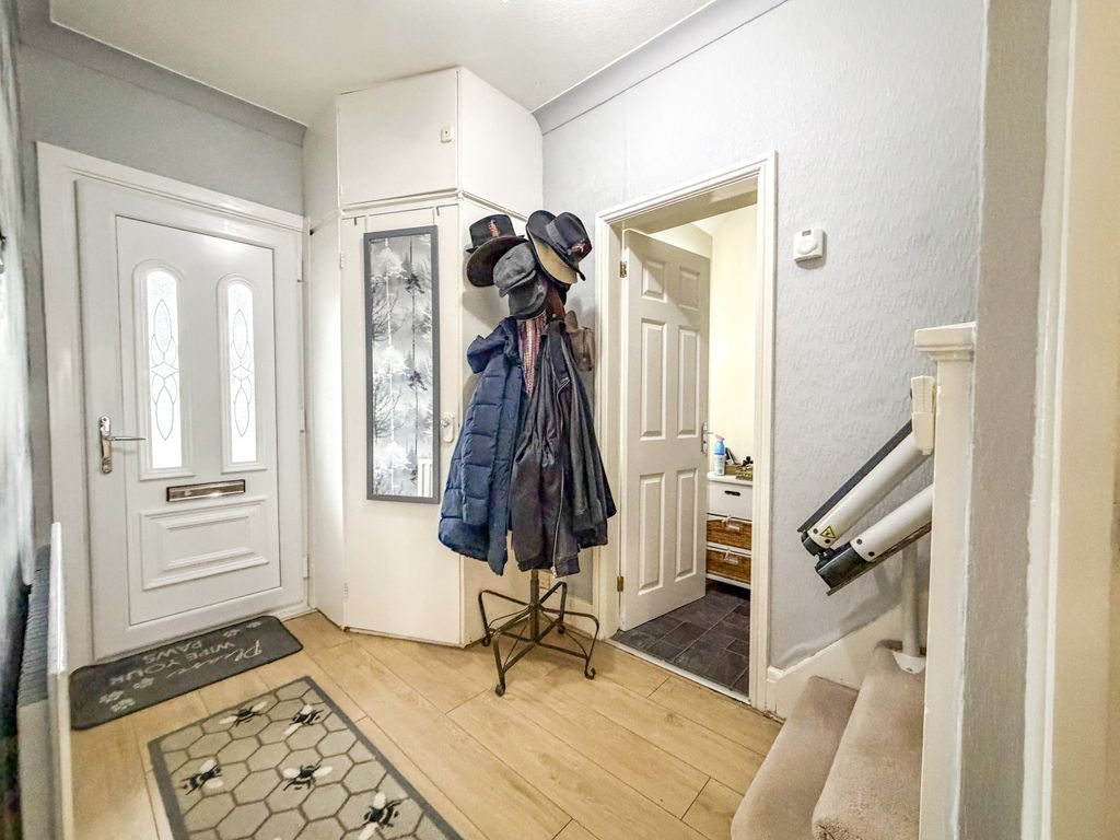 Property photo 3 of 20 Entrance Hallway