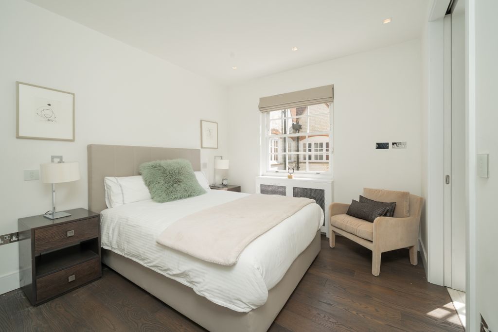 Property photo 3 of 19 Cadogan Square