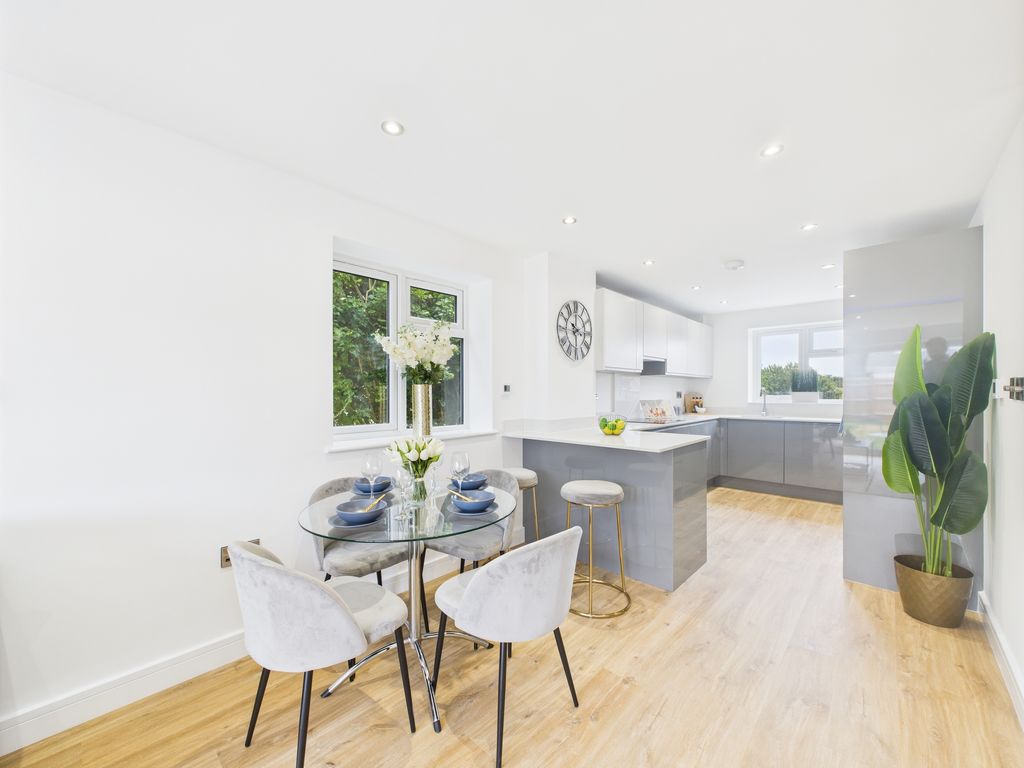 Property photo 3 of 11 Cam03519G0-Pr0314-Still002