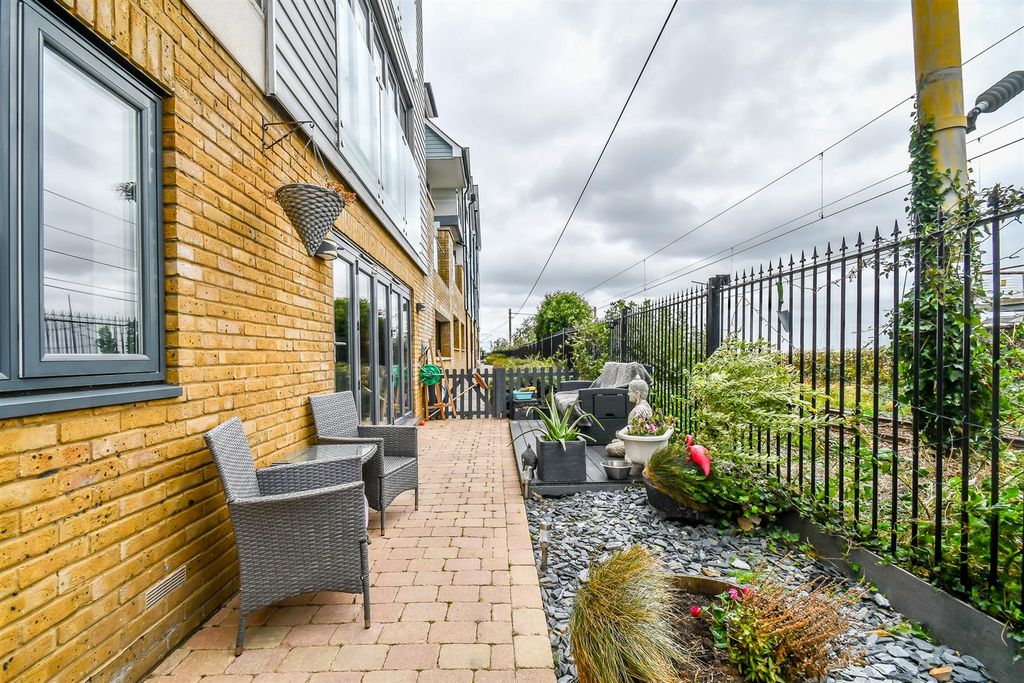 Property photo 3 of 16 Terrace