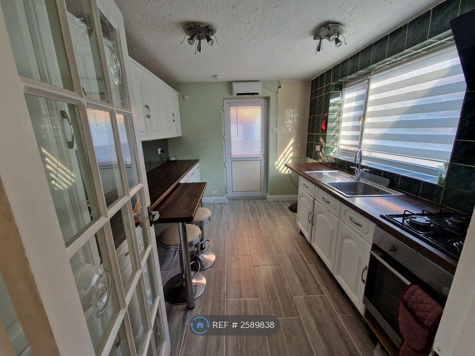 Property photo 3 of 11 Kitchen