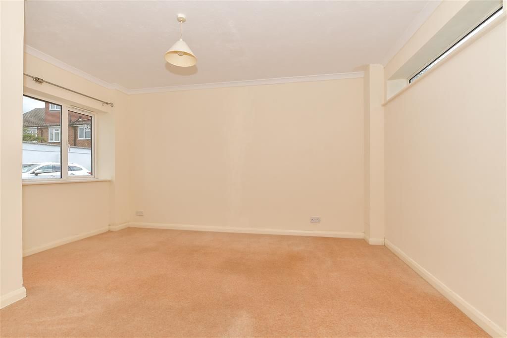 Property photo 3 of 13 Lounge