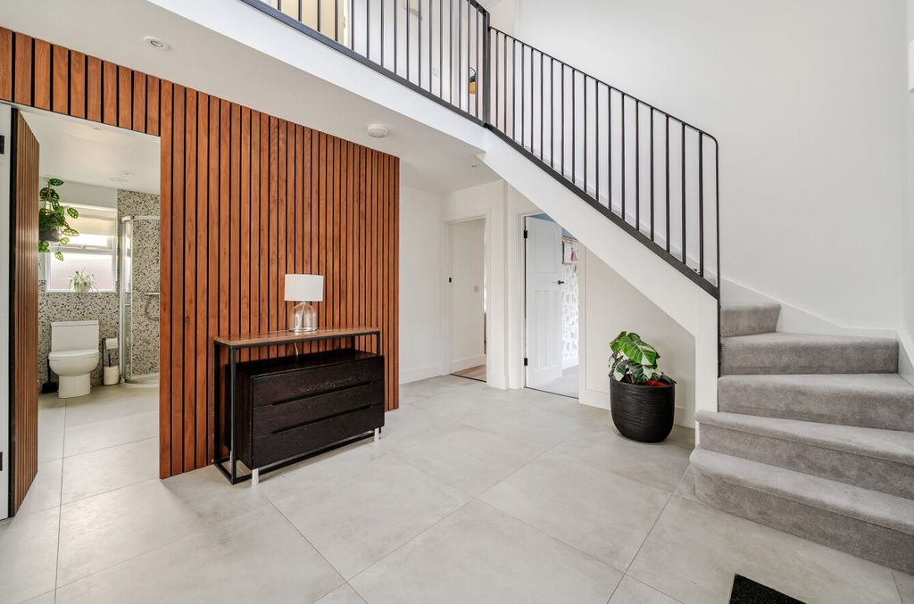 Property photo 2 of 32 1408996-15-6989Ae...